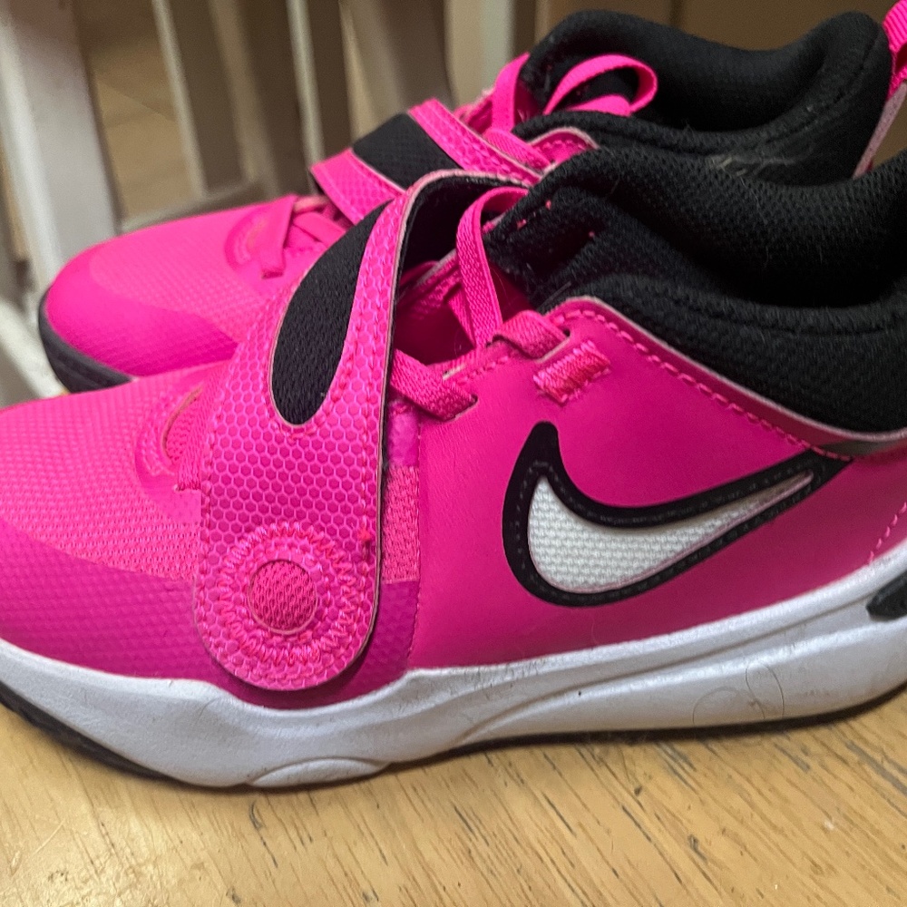 Nike Team Hustle D 11 Girls basketball sneakers